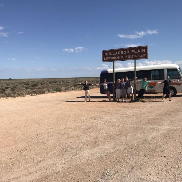 Nullarbor Plain Schild Südaustralien Westaustralien Gruppenreisen